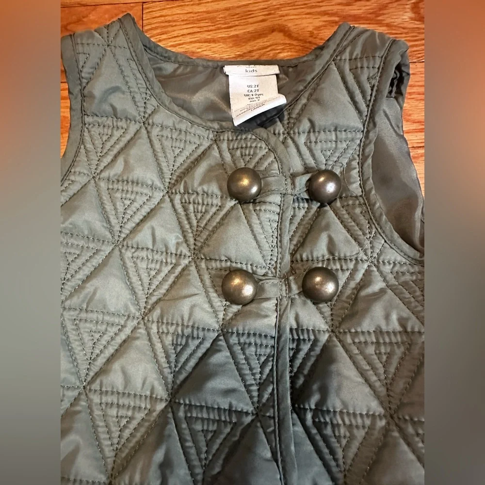 Aspen Kids Quilted Vest Girls Size 2T Army Green Ruffled‎ Hem Metal Buttons